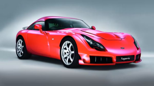 Въпреки че TVR Sagaris може да не е най-щурото нещо, което британският производител на спортни автомобили някога е създавал (тази чест се пада на щурия Cerbera Speed ​​12), той със сигурност заслужава място в този списък. Като последният сериен автомобил, носещ емблемата TVR, въпреки опитите за възраждане на марката през последните години, той притежаваше всички характеристики, които бихте очаквали. 
