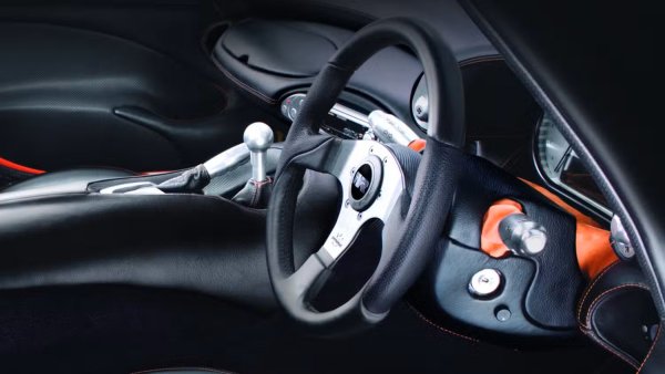 Отпред имаше 4-литров редови шестцилиндров двигател, чиято мощност се предаваше на задните колела, и никакви асистенти за водача. Нямаше контрол на сцеплението, контрол на стабилността, антиблокиращи спирачки или дори въздушни възглавници, които да спасят положението. Шофирането на този автомобил се счита за едно от най-ангажиращите за времето си.
