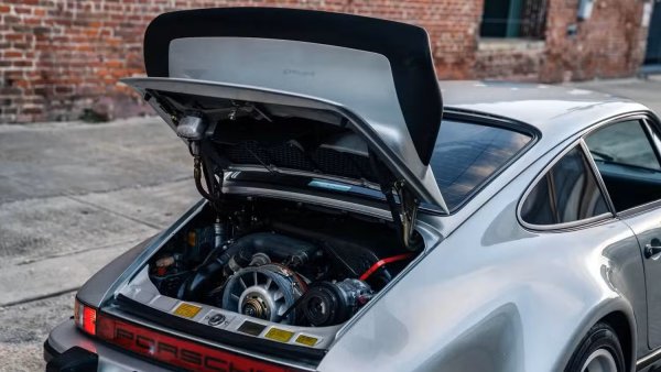 В крайна сметка обаче шасито просто не можеше да се справи "на лимита" и беше твърде лесно да се загуби контрол над 930 Turbo дори в умели ръце. Естествено, Porsche увеличи мощността до 296 к.с. за по-късните 3,3-литрови версии, но допълнителното тегло и ревизираното окачване помогнаха леко да се притъпи трудното управление.
