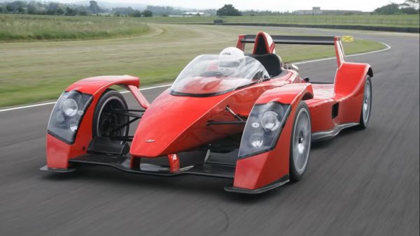 Въпреки че терминът "болид от Формула 1 за пътищата" се използва твърде лесно, Caparo T1 е може би единствената кола, която би могла да претендира за тази титла. Този британски двуместен автомобил е безсрамно вдъхновен от висшия клас на моторните спортове, използвайки хибридно шаси от алуминий и карбон с открито предно окачване с двойни носачи. "Сърцето" му е 3,5-литров V8, заимстван от IndyCar, развиващ 575 к.с. и да достигащ 9000 об/мин.
