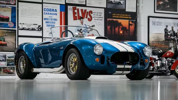 Когато Карол Шелби се обедини с британския производител на спортни автомобили AC, никой не можеше да предвиди колко легендарна ще бъде тази двойка. Това, което можеше да се предвиди, беше колко безмилостна ще бъде колата, породена от това партньорство. 
