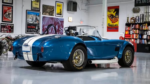 Шелби взе скромния AC Ace и добави 7-литров Ford V8, с мощност 425 к.с. Да, толкова, в малка спортна кола със стоманена рама. Беше трудна за шофиране, лесно излизаше извън контрол и със сигурност е един от най-вълнуващите автомобили, правени някога. Смята се, че са направени между 343 и 348 (в зависимост от кого питате) от планираните 427, но привлекателността на колата доведе до цяла индустрия за производство на реплики.
