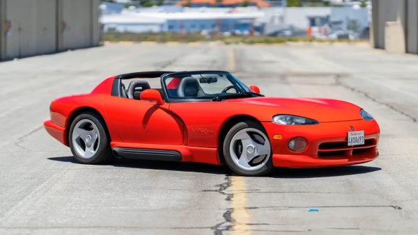 Проектиран да бъде съвременен Shelby Cobra, Dodge Viper е орисан да бъде труден за овладяване още от самото си зараждане. Представен през 1989 г. и пуснат в производство през 1991 г., оригиналният Viper е бил преди всичко спортен автомобил и едва след това.

