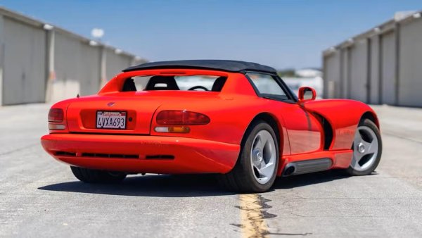 Огромен 8-литров V10 двигател, произлязъл от Magnum V8 на пикапа Dodge Ram и генериращ 400 к.с., беше разположен отпред и монтиран върху тръбно стоманено шаси. Липсваха каквито и да е системи за подпомагане, оставяйки всичко в ръцете на уменията на водача, за да бъде опитомен автомобилът. По-късните версии продължиха този в дух, но нито една не беше толкова безпощадна, колкото оригинала.