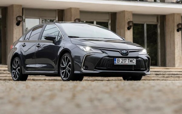 1. Toyota Corolla - 27 186
2. Skoda Octavia - 18 684
3. Toyota Yaris Cross - 15 460
4. Toyota C-HR - 14 302
5. Kia Sportage - 13 901
6. Toyota Yaris - 13 775
Полският пазар доста напомня на българския - ако не броим чувствително по-големия мащаб. При марките води Toyota, пред Skoda, VW, Kia и Hyundai. В топ 10 попадат също Audi, Mercedes и BMW. 

