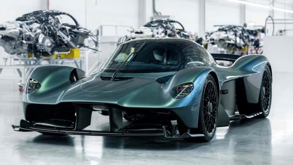 Двигател: 6,5-литров V12

Мощност: 1139 конски сили

Цена: 2 500 000 евро

Aston Martin Valkyrie е чудо на инженерството. Той разполага с 6,5-литров V12 двигател с атмосферно пълнене, разработен от Cosworth, аеродинамика, вдъхновена от F1, и уникален електрически мотор, който увеличава мощността до 1139 конски сили. Ускорението до 100 км/ч отнема само 2,3 секунди, а максималната му скорост е 350 км/ч. 

