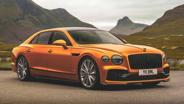 Двигател: 6.0L W12

Мощност: 626 конски сили

Цента: 310 000 евро

Bentley без 12-цилиндров двигател не звучи сериозно. Flying Spur все още има 6,0-литров туин-турбо W12 двигател с 626 конски сили, който достига 100 км/ч за 3,7 секунди и максимална скорост от 330 км/ч. След последната си актуализация моделът се предлага и в хибриден вариант с V8 мотор.

