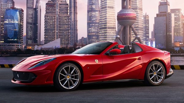 Двигател: 6,5-литров V12

Мощност: 800 конски сили

Цена: 369 600 евро

Въпреки че други модели са намалили работния си обем и са станали турбо, Ferrari вероятно ще бъде последният, който ще запази V12 двигател в своята гама. 812 GTS все още има атмосферен 6,5-литров V12 под своя разкошен капак, развиващ 800 конски сили. Тази мощност позволява на супер-кабриолета да ускори до 100 км/ч за 3 секунди и да развие максимална скорост от 340 км/ч.
