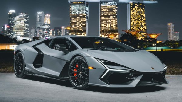 Двигател: 6,5-литров V12 хибрид

Мощност: 1014 конски сили

Цена: 699 300 евро

Електрификацията изглежда неизбежна. Но за Lamborghini това не означава непременно намаляване на размера. Новият Revuelto все още има 6,5-литров V12 двигател и два електрически мотора, които комбинирани развиват впечатляващите 1014 конски сили и позволяват ускорение от 0 до 100 км/ч за 2,4 секунди.
