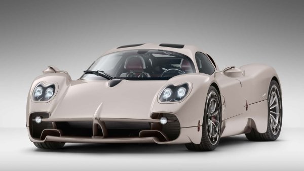 Двигател: 6,0-литров V12 с двойно турбо

Мощност: 852 конски сили

Цена: 3 500 000 евро

Utopia е още едно ново Pagani с V12. Оборудвана със същия 6,0-литров туин-турбо Mercedes-AMG двигател, Utopia развива 852 конски сили, предавани чрез седемстепенна механична скоростна кутия. Pagani построи само 99 купета с начална цена от около 3,5 милиона евро.
