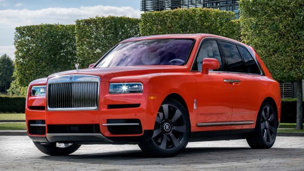 Двигател: 6,7-литров V12 с двойно турбо

Мощност: 592 конски сили

Цена: 350 000 евро

Големият и луксозен SUV Cullinan на Rolls-Royce е оборудван с 6,7-литров туин-турбо V12 двигател с 563 конски сили в стандартния модел и 592 конски сили във версията Black Badge. Последната версия достига 100 км/ч за по-малко от 5 секунди.
