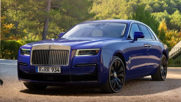 Двигател: 6,7-литров V12 с двойно турбо

Мощност: 592 конски сили

Цена: 355 000 евро

Rolls-Royce е друга марка, която не би била същата без V12. Дори нейният автомобил от &bdquo;начално&ldquo; ниво - Ghost, все още ще бъде оборудван с 6,7-литров туин-турбо V12 през 2024 г. Той развива 563 конски сили в базовата си версия и 592 конски сили във варианта Black Badge. Последната версия е с 50% по-бърза от стандартния Ghost и струва 40 000 евро повече.
