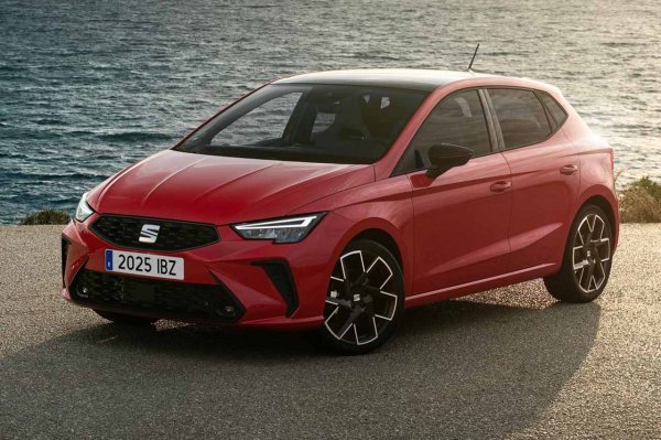 SEAT Ibiza съвсем наскоро получи фейслифт, който пасва идеално. Той е не само един от най-ценните малки автомобили на 2026 г., но и сред най-привлекателните модели на пазара като цяло.

Предлага се двигатели с мощност от 80 до 150 к.с., всички бензинови. Багажникът му е с обем над 350 литра, а цената му в България започва от малко над 32 000 лева. Освен това, динамичното му управление е отлично.
