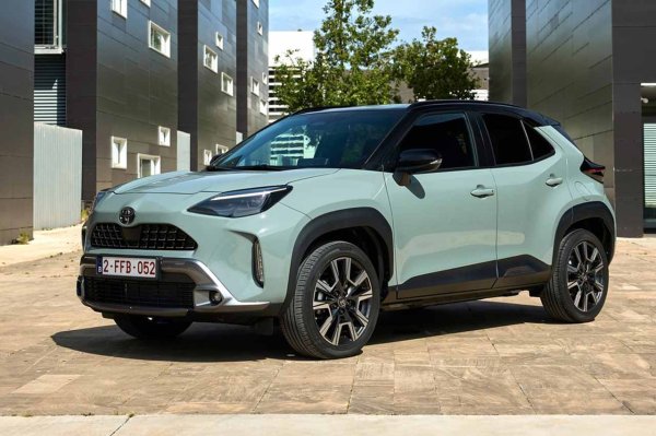 Toyota Yaris Cross е също толкова полезен и ефикасен, колкото и по-малкият му брат, стандартният Yaris, но с добавена гъвкавост и пространство, както на задните седалки, така и особено в багажника. А разликата в цената не е чак толкова съществена.

Цената му започва от 50 440 лева, а най-мощният хибриден двигател разполага със 130 к.с. и много нисък разход на гориво. Багажникът е с обем от почти 400 литра и е един от малкото модели в сегмента с опция за задвижване на всички колела.
