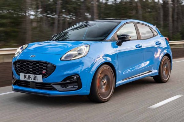 Ако говорим за малки SUV-ове с добро управление, SEAT Arona идва на ум като много добър вариант. Ако обаче искате най-доброто в своя клас в това отношение, колата, която търсите, е Ford Puma във всяка от нейните версии. Цената започва от 46 000 лева.

Качеството на интериора се е подобрило в сравнение с първия пуснат модел, а може да се похвали и с рекорден багажник: поне 456 литра, въпреки дължината му от само 4,19 метра. Пространството за пътниците отзад обаче е под средното ниво.
