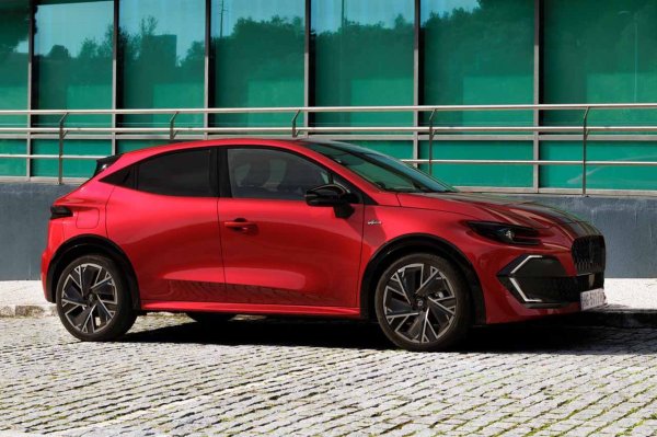 Renault Clio е ветеран, който в последното си поколение претърпя значителна и наистина революционна промяна в дизайна. Но той се откроява и с качеството на изработка, не само с външния си вид.

Технологично, той е един от най-добрите в своя клас, а динамичните му характеристики също са сред най-изявените. Може да го изберете със 160 к.с. хибриден двигател или 115 к.с. бензинов, а цената започва от 38 900 лева.
