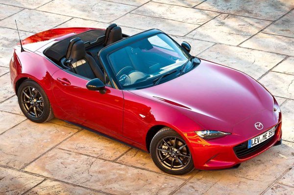 Завършваме този списък  с кола, която вероятно не сте очаквали да видите в него. Това е роудстърът Mazda MX-5, спортен автомобил, който запазва всички "чисти" елементи на шофирането.

Задното задвижване, ръчната скоростна кутия и 1,5-литровият атмосферен двигател, произвеждащ 132 к.с., са повече от достатъчни, за да преместят малко над 1000 кг. Малък е, да. Но е трудно да се намери модел, който е също толкова вълнуващ, или дори повече, за около 66 800 лева.
