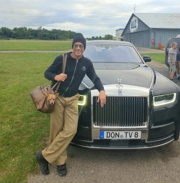 Този автомобил показва елегантност и изтънченост и е перфектният избор за тези, които търсят гладкто и безшумно изживяване при шофиране, съчетани със спокойно и комфортно возене. Към това може да се прибавят класически дизайн и разкошен интериор, както и впечатляващо ускорение - благодарение на 6,75-литровия си V12 седанът ускорява от 0 до 100 км/ч за 4,8 секунди.
