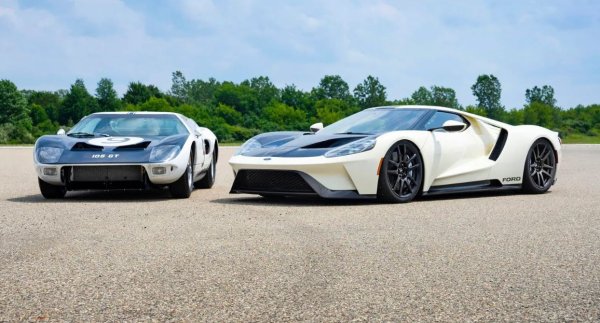 Второто поколение Ford GT е аеродинамичен високопроизводителен автомобил. Ниското оформление има за цел да намали съпротивлението, доколкото е възможно, за да увеличи максимално мощността на V6 двигател. От тази гледна точка може да се открие връзка със суперколата Ford GT40 от 1964 г. , автомобил, който е само на 40 инча над земята в най-високата си точка.

Според Крис Свенсон , директор по дизайна във Ford, който ръководи развитието на GT, други елементи свързват двата суперавтомобила. Той изтъква как предното стъкло се извива встрани, подобното позициониране на кръглите задни светлини и кръглите ауспуси отзад.
