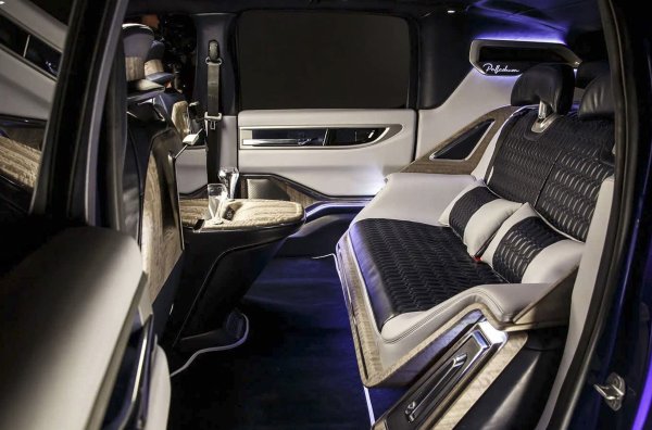 Читателите определене не харесаха интериора на офроуд-лимузината Aznom Palladium, построена на базата на Dodge Ram. За тази кола (все пак тя струва милион и половина долара), беше посочено, че всъщност е „обикновен Ram, но с по-скъпи материали“.