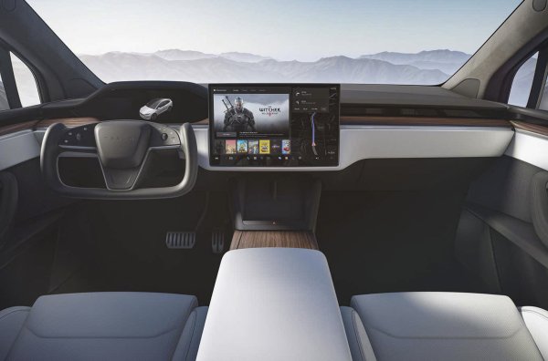 Потребителите се оплакаха и от интериора на Tesla Model X, който според един от собствениците, изглежда сякаш е направен от бутилки със сода.