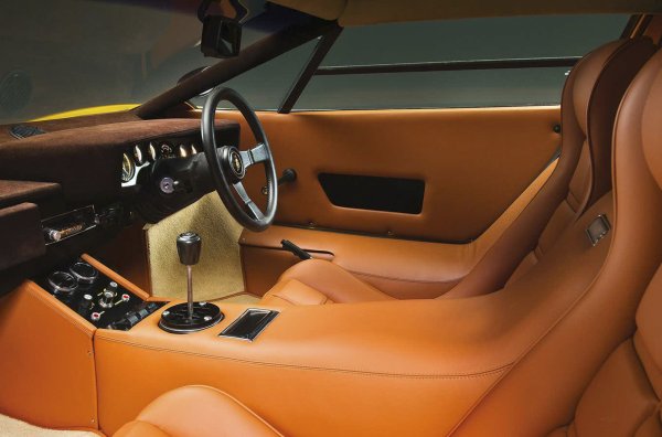 Читателите на изданието нарекоха интериора на класическото Lamborghini Countach &bdquo;поредното неуспешно решение&ldquo;. Комбинацията от кожа и алкантара изглежда сякаш е разработена в плевня. 