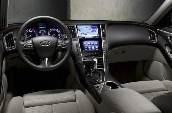 Самата кола получава високи оценки за представянето си, но нейният интериор се смята за твърде остарял и прекален натрапчив дори за 2014 г.