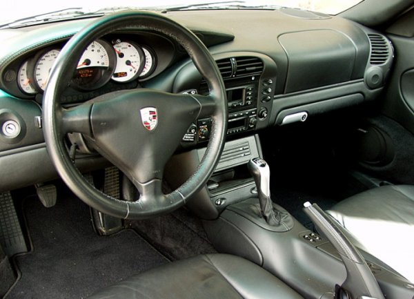 Не е подминат дори популярния спортен автомобил. При това той е сериозни критикуван - оборудване на салона изобщо не достига нивото на премиум-моделите. 