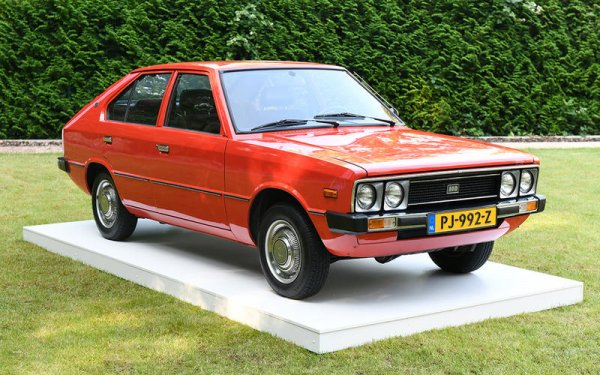 Pony се появява през 1975 &ndash; с техника на Mitsubishi и дизайн на Italdesign, но в началото никой не взима насериозно модела на Hyundai. Това е първият автомобил на Hyundai, продаван в чужбина &ndash; първо в Южна Америка, след това в Европа и после в Канада. С последващите поколения на Pony Hyundai се превърна в глобален играч в автомобилната индустрия.
