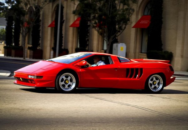 Събирането на едно място на талантливия инженер Клаудио Замполи, великия дизайнер Марчело Гандини и гениалния композитор Джорджио Мородер води до създаване на истинска симфония от скорост и красота, в която причинява сърцебиене на хората с бензин в кръвта. Името Cizeta идва от инициалите C. Z. (Клаудио Замполи), докато за Мородер и така е ясно. В някои ракурси автомобилът напомня на Lamborghini Diablo, като това се дължи на участието на Гандини. Под капака е поставен 6,0-литров V16, който всъщност представлява два V8 мотора от Lamborghini Urraco. От 1991 до 1995 г. са произведени 12 бройки от суперколата, въпреки че са планирани 60.