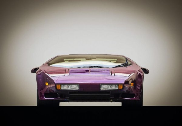 Нека името не ви обърква – моделът на американската компания Vector Aeromotive Cortporation е оборудван не с W-образен мотор, а с двигател V8 с обем 6,0 литра и два турбокомпресора. Суперколата със средно разположение на мотора се произвежда от 1989 до 1993 г., като развива 625 к.с. и вдига (поне на теория) 389 км/ч. Големият проблем обаче е надеждноста и затова са построени само 22 такива снаряда. 