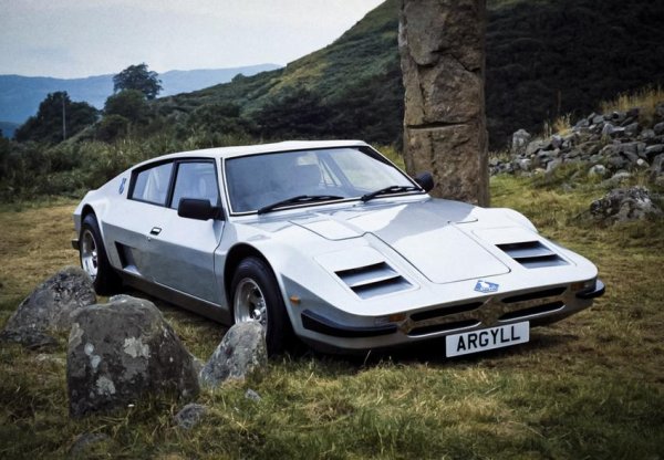 Със звучното име Аргайл, което първоначално принадлежи на историческа област в западна Шотландия, компанията-производител иска да подчертае корените си. Нейният спортен модел GT така и не стигна до пазара, като почти всички детайли по колата са на външни производители. Оптиката е от Datsun Chery, приборният панел – от Volvo, воланът - от Triumph Dolomite, а дръжките на вратите – от  Morris Marina. Двигателят е на Renault – атмосферен V6, но големият проблем се оказва цената. При излизането си на пазара това GT трябва да струва 30 000 паунда, което по това време е колкото е стойността на Ferrari 308 GTB.