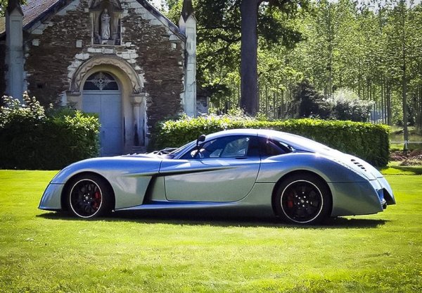 Автомобилите на Дон Пейнъз и неговата компания Panoz Auto Development винаги са били различаващи се от останалите, като това се отнася най-вече именно за гран-туръра Abruzzi. Хибридът между Батмобил и гигантско насекомо-мутант е трябвало да излезе на пазара в Европа в тираж от 81 бройки, оборудвани с двигател GM LS3 V8 двигател с обем 6,2 литра. Не се получава, което може би е за добре...