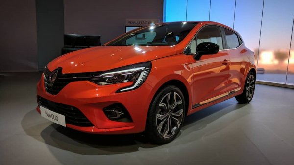 И при Renault спадът в продажбите се обяснява с обновяването на двата най-продавани модела - Clio и Captur, заради което доста клиенти изчакаха с покупките. През октомври, когато Clio най-после се появи на повечето пазари, компанията има 16.5% ръст. 
Продажби: 875 729 (-6.8%)