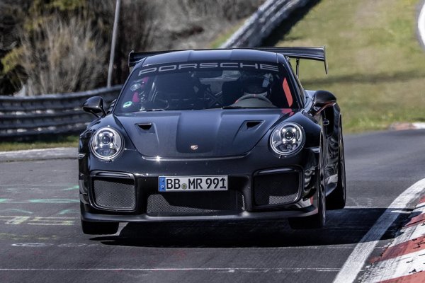 Porsche безспорно е хегемонът на &ldquo;Ринга&rdquo;, а 911 GT2 RS е най-бързото оръжие на германската компания. С време от 6:38,835 мин, в момента няма по-бърза кола, която да може да се купи с пари и да се движи с регистрационни номера. Разликата спрямо опита от 2017 е пакетът Manthey Performance Kit, който не влиза в стандартното оборудване на модела, но е признат за редовен, тъй като е разработка на подразделението Porsche Tequipment. Той влияе на аеродинамиката, като сред другите промени включват модифициран дифузьор и уникален заден спойлер. 