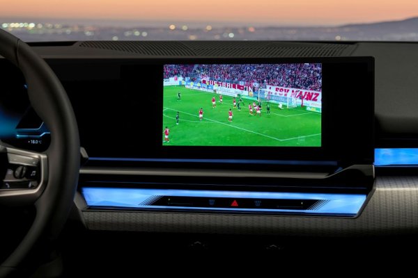 Системите за автоматично паркиране и за запаметяване на маршрут и автоматично връщане назад по него също са стандартни. Познаваме последната от сегашната Серия 8 - щом я стартирате, колата запаметява всичките си маневри и може да ги повтори сама в обратна посока. Докато вие гледате мач, примерно. 
