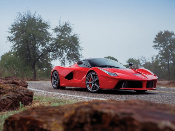Дизайнът е дело на Ferrari, а не на Pininfarina, а задвижването е хибридно &ndash; 6,2-литров V12, който работи с два електромотора &ndash; сумарната им мощност е 963 конски сили.
