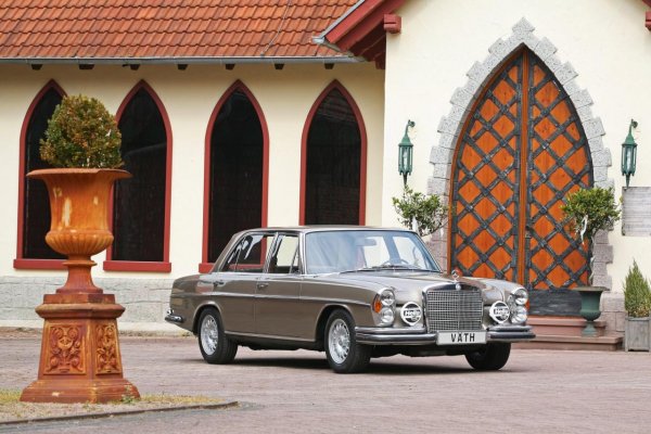 Mercedes-Benz 300 SEL 6.3. Автомобилът е възстановен от тунинг студиото Vath 