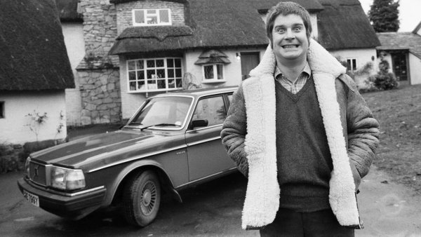 Първият автомобил на Ози Озбърн, поне според една от официалните версии, е комби Volvo 240. Във всеки случай именно на фона на тази кола младият музикант позира в една от известните черно-бели снимки от миналото. Шведският модел получава култов статут  заради своята надеждност и висока безопасност. През цялата си история автомобилът е удостоен с много награди и награди, а Volvo 240 е особено предпочитан от любителите на комбита.