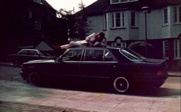 Първият &bdquo;луксозен&ldquo; автомобил на музиканта е германският седан Mercedes-Benz 280 SE. За Озбърн обаче притежаването на този модел се превръща в истински &bdquo;кошмар&ldquo;. Основателят на Black Sabbath в свое интервю признава, че тази кола е прекарвала повече време в сервиза, а освен това е била &bdquo;истински магнит&ldquo; за крадците, които са свалили колелата и стерео-системата.