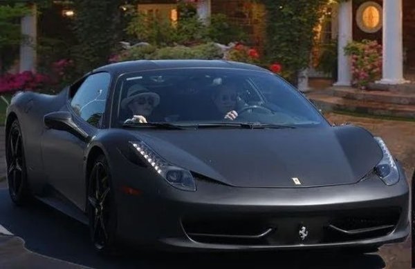 Веднага след официалното получаване на шофьорска книжка през 2010 година Ози Озбърн си купува спортен автомобил Ferrari 458 Italia с мощност 560 к.с. Радостта от покупката обаче е засенчена от инцидент, в който той попадна почти веднага след получаване сертификата. Километражът на автомобила по време на инцидента показа само 30 км. Сблъсъкът с друг автомобил е станал на магистралата при ниски скорости, така че в резултат на инцидента са избегнати жертви, а автомобилите са претърпели леки щети.


