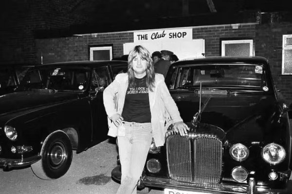 Луксозният седан Rolls-Royce Phantom идеално пасва на образа на &bdquo;Принца на мрака&ldquo;. Въпреки яркия дизайн, комфорта и мощния V12 двигател, музикантът така и не е видян зад волана на този скъп автомобил. Според семейството на музиканта самият Озбърн просто е решил да не шофира след по-ранен инцидент.

