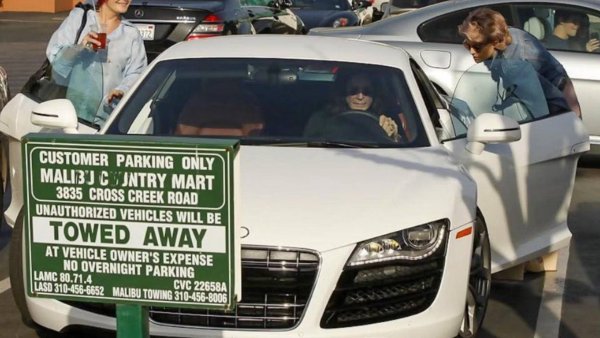 Ози Озбърн е много по-склонен да кара бял германски спортен автомобил Audi R8. Говорим за модел с 5,2-литров атмосферен двигател V10 с мощност 525 к.с. Моделът със задвижване на четирите колела може да бъде оборудван с шестстепенна ръчна скоростна кутия или &bdquo;автоматик&ldquo; Audi R Tronic. Каква модификация е била в колекцията на &bdquo;Принца на мрака&ldquo; не е известно.