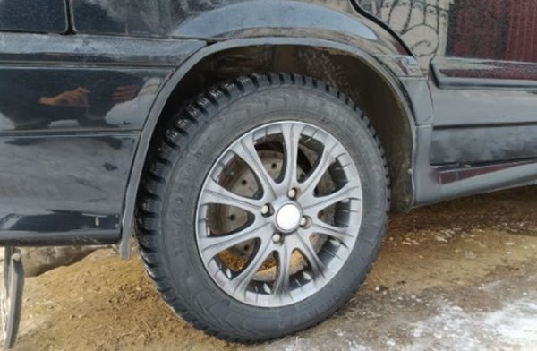 Автомобилът трябва да бъде паркиран на равна повърхност. Ако е паркиран надолу или стои наклонено, защото едно от колелата му е дупка, тогава маслото ще се отцеди отстрани на картера и ще стане невъзможно да се измери точно нивото му. В тези случаи измервателната пръчка показва по-малко течност. Тогава при доливане има голям риск от превишаване на нивото на маслото.
