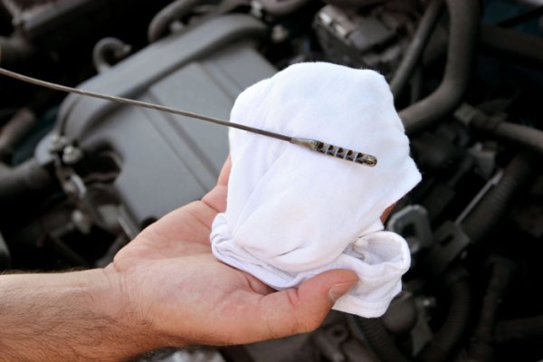 Синтетичното масло има тенденция да пълзи нагоре по пръчката, което нарушава точността на измерването. Затова и самата пръчка трябва да бъде извадена и избърсана с чиста кърпа. След това пръчката се прибира в двигателя и след няколко секунди можете да я издърпате отново и да наблюдавате нивото. 

Правилното ниво е, когато следата от смазката е приблизително в средата на измервателната платформа. Разстоянието от горната част до дъното е еквивалентно на около 1 литър течност. Ако маслото е спаднало до минималната маркировка, тогава е необходимо да добавите половин литър, за да върнете нивото към нормалното.
