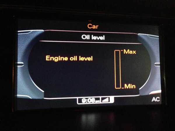 Някои превозни средства имат електронни измерватели на нивото на течностите. Те са напълно автоматизирани и предават данни на екрана на централната мултимедийна система. За да измерите, трябва да отидете в менюто и да намерите съответния елемент. Това работи, само когато двигателят е изключен.
