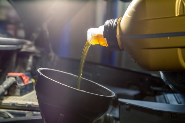 Двигателите с турбокомпресор с високо натоварване консумират най-много масло. При пикова тяга турбината достига праг от 20 000-30 000 оборота и изисква голямо количество смазване. Поради тази причина при спортен стил на шофиране маслото изчезва значително по-бързо. При активно шофиране производителите на двигатели с турбокомпресор препоръчват доливане на картера с литър масло на хиляда километра.

Според стандартите на производителите за най-разпространените 1,6-литрови бензинови агрегати, консумацията на масло в района на 0,5% от потреблението на бензин се счита за нормална. По този начин, ако годишният пробег на автомобила е 15 000 км, водачът трябва да добавя масло в размер на половин литър всеки месец, което е приблизително 0,4 литра на 1000 километра.