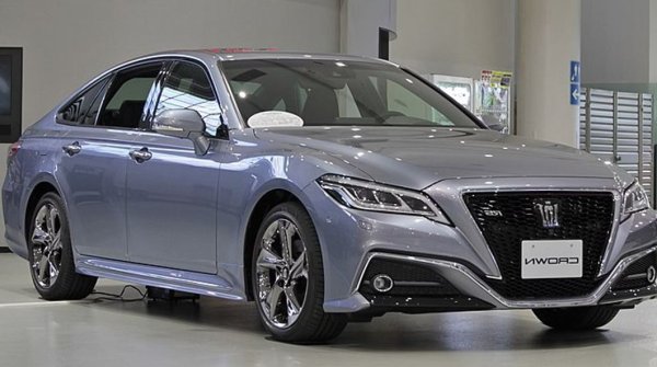 Toyota Crown е престижна линия луксозни автомобили от среден клас, стратегически позиционирани като висококачествено предложение в гамата на Toyota. Неговата история датира от 1955 г., когато е представен като Toyopet Crown, превръщайки се в основния седан за Toyota на японския пазар и притежавайки забележителното отличие да бъде най-дълго произвежданата кола в историята на Toyota. Crown е и първият автомобил на Toyota, изнесен за САЩ през 1958 г.

През десетилетията Toyota Crown печели репутацията си на един от най-сложните и технологично напреднали автомобили в семейството на Toyota. Възприемайки разнообразна роля, той е предпочитан избор сред държавни служители, полицаи, ръководители на компании и таксиметрови шофьори, затвърждавайки популярността си не само в Япония, но и в цяла Азия за повече от шест десетилетия.

Петнадесетото поколение Toyota Crown се отличава с луксозен интериор, който е оборудван с отопляеми предни и задни седалки с масаж, както и консиерж за климатик, който позволява на всеки пътник да регулира климата за своите индивидуални зони. По време на своята еволюция Toyota Crown претърпя различни трансформации и подобрения, като същевременно остана верен на своите основни ценности за превъзходно качество, комфорт и производителност.
