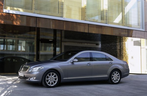 Едно от  многото предимства на автомобила е именно превъзходното лаково покритие и обработката срещу ръжда на елементите от каросерията. В случая като минус е отбелязано възможността за ръждясване в близост до местата за закрепване на шасито към каросерията, както и „потъмняването“ на хромираните детайли.