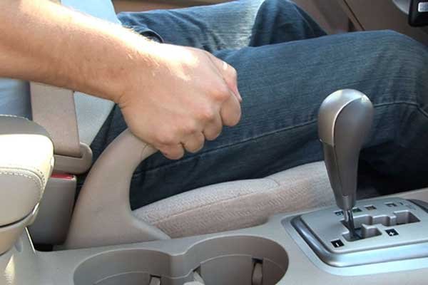 Много шофьори допускат сериозни грешки при използване на ръчната спирачка. Например, след мразовита нощ, когато накладките са замръзнали за дисковете. Водачът обаче обича да поднася задната ос и ако го направи в подобни условия, жилото се къса, а накладките се чупят. Това води до блокиране на колелото и ако автомобилът не се е измъкнал от поднасянето, може дори да се стигне до преобръщането му.